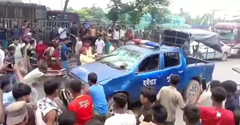 পুলিশের গাড়িতে হামলা-ভাঙচুর